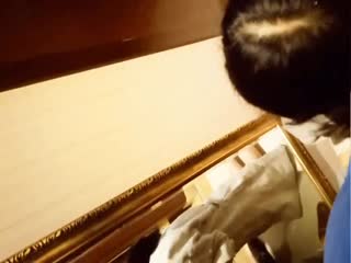 稚嫩漂亮的大学生酒jiu店跟干爹谈感情最后被抓来剃毛